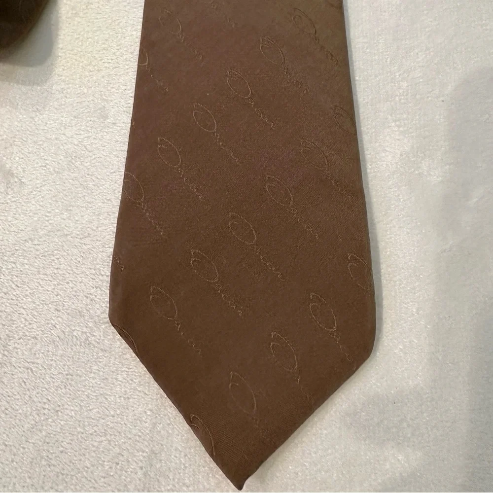Vintage Oscar De La Renta “Oscar” Allover Print Embossed Designer Neck Tie Brown